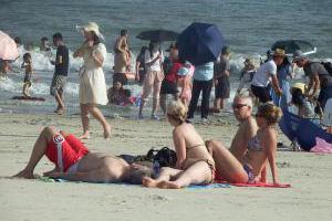 广西北海旅游新闻:五一假期的银滩十分火爆，老外洋妞黑妹喜欢躺在沙滩上晒太阳