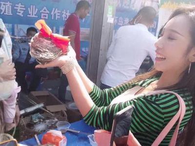 广西钦州旅游视频:妹子在广西钦州参加蚝情节，蚝王真的太大了，一只手都抓不住