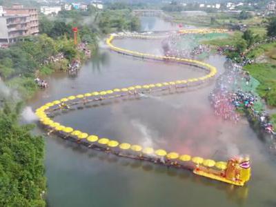 桂林旅游视频:快来遇龙河看777米长的“巨龙”游江