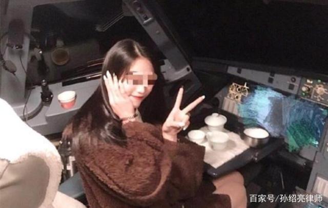 一女子在飞机驾驶舱内留影  桂林航空涉事机长终身停飞