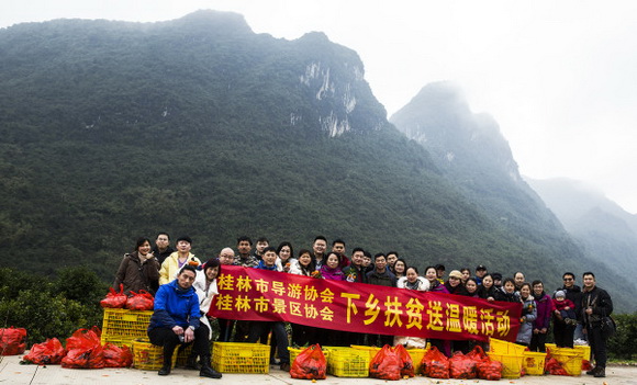 桂林市旅游景区协会、导游协会携手开展送温暖献爱心助农活动