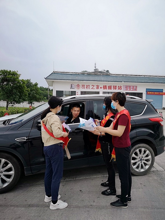 市旅游公共服务管理处在入桂林高速公路服务区开展公益旅游咨询服务活动