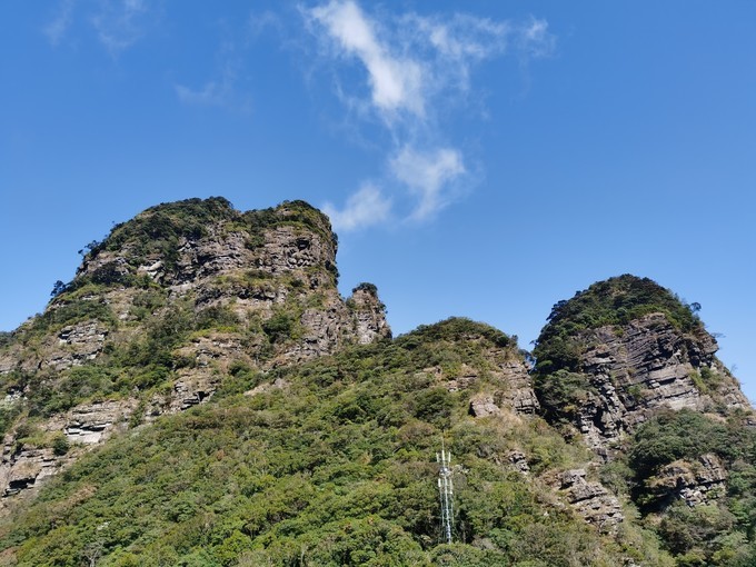 圣堂山的风景以砂岩峰林为主，断崖绝壁众多，加之以石峰、石柱